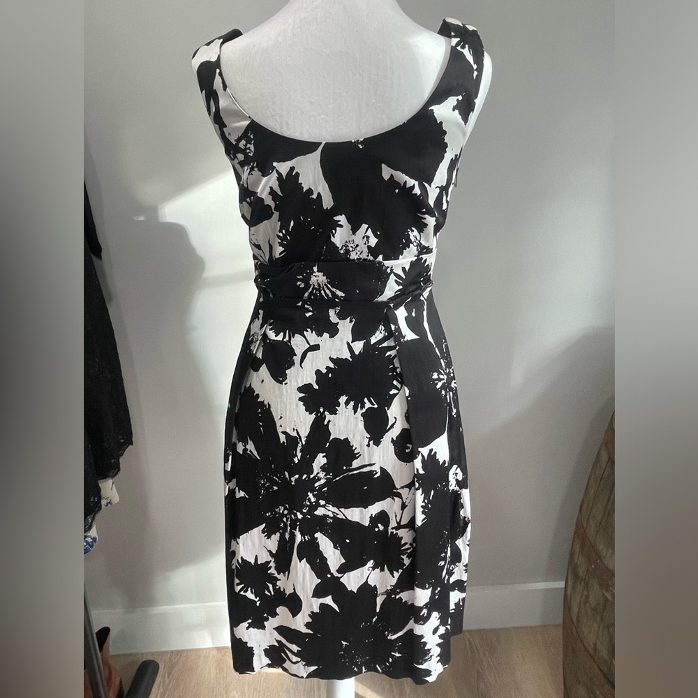 Ann Taylor Dress in black and white sleeveless A-line waist size 2 bold artistic - Picture 2 of 8